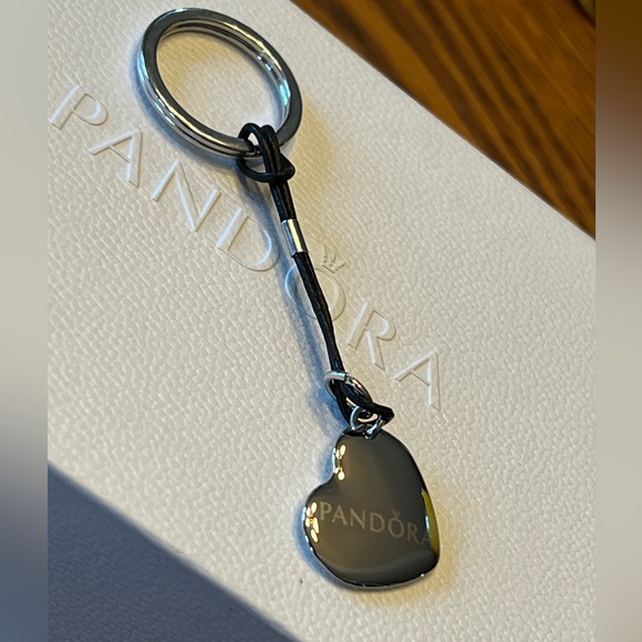 Pandora heart key chain, company engraved with “PANDORA” on one side. - Picture 1 of 3